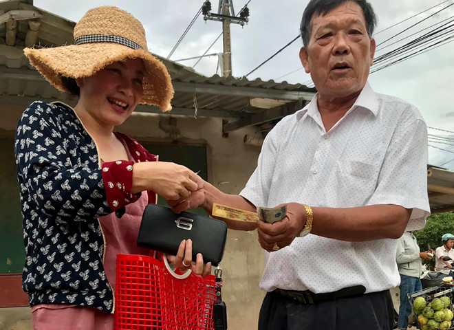 Chuyện[-]lạ[-]cứ[-]xách[-]giỏ[-]đi[-]chợ[-]là[-]phụ[-]nữ[-]được[-]một[-]người[-]đàn[-]ông[-]tặng…[-]tiền!